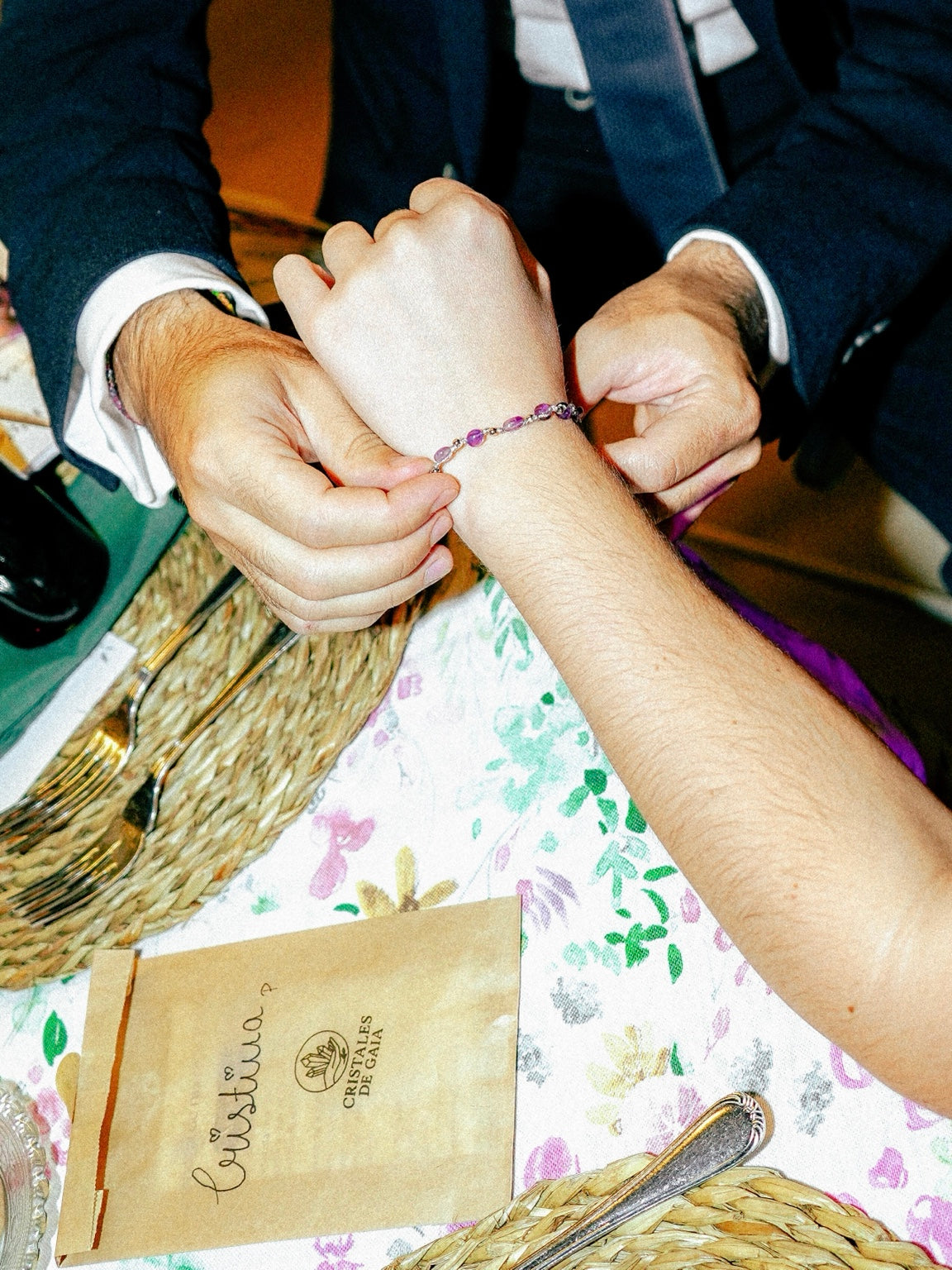 Pulsera de amatista entregada a una invitada