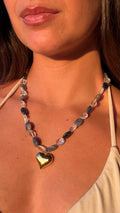Collar Esencia de sodalita y cuarzo con corazón dorado