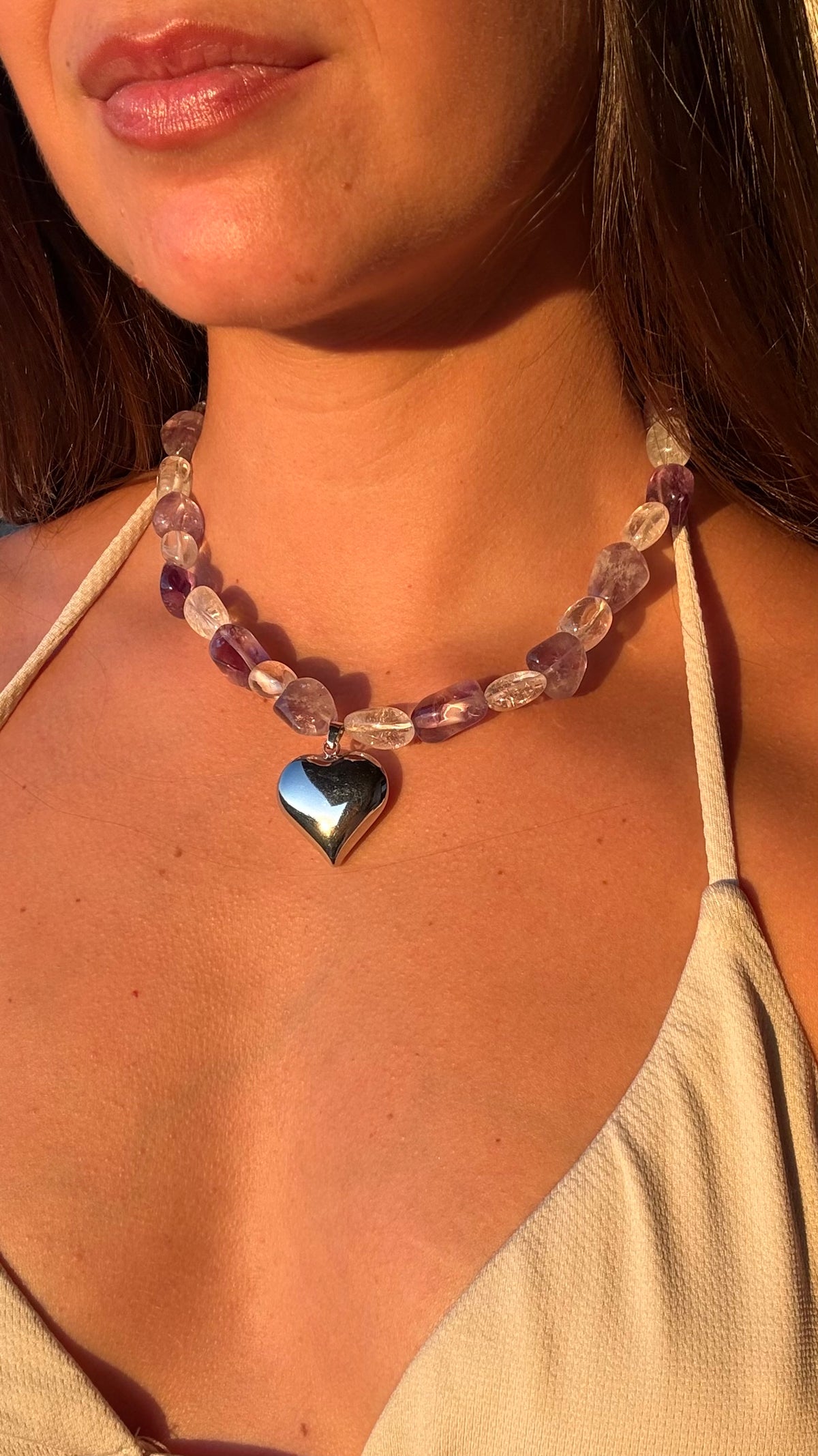 Collar Serena de amatista y cuarzo con corazón plateado