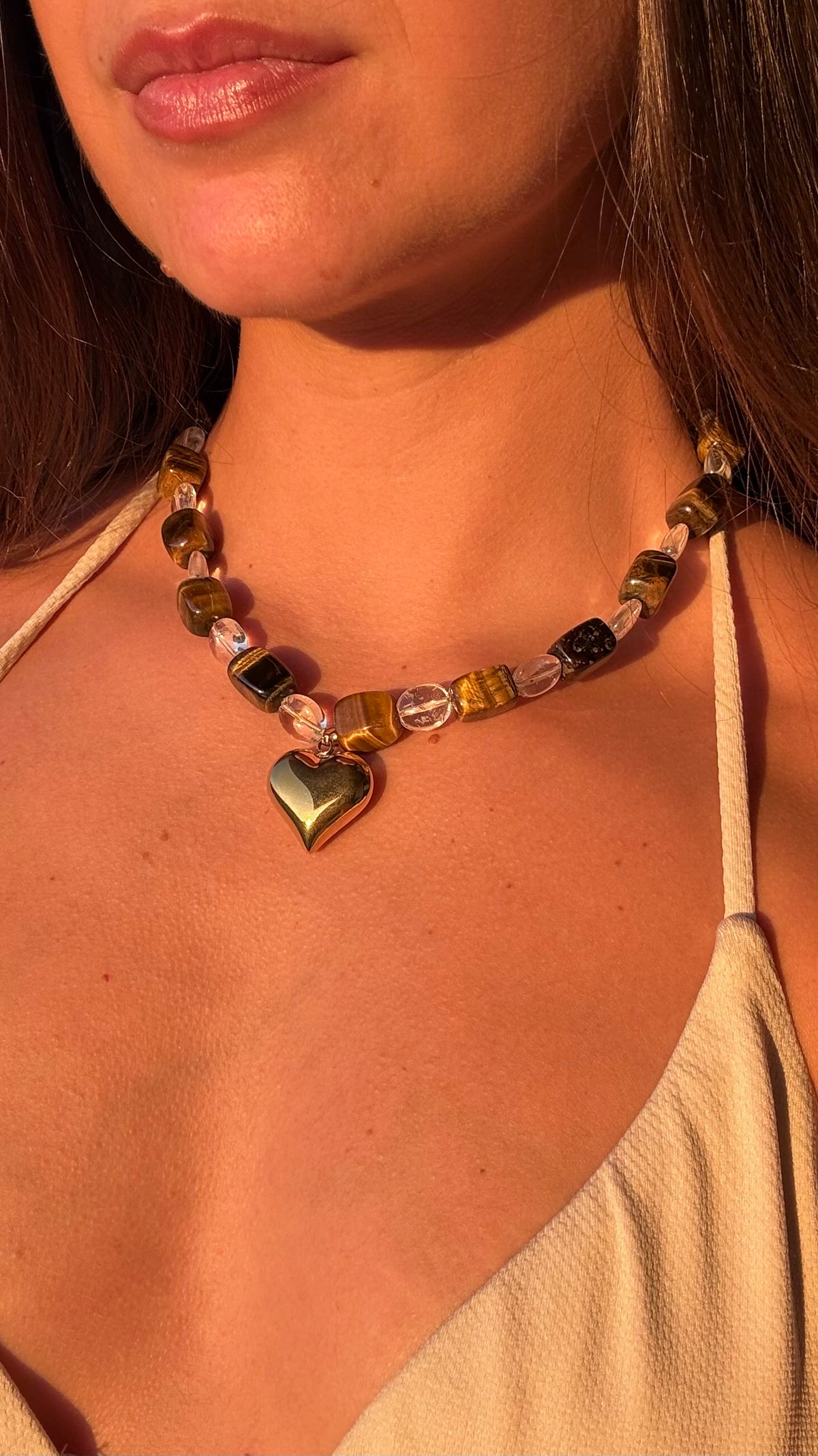 Collar Solea de ojo de tigre y cuarzo con corazón dorado